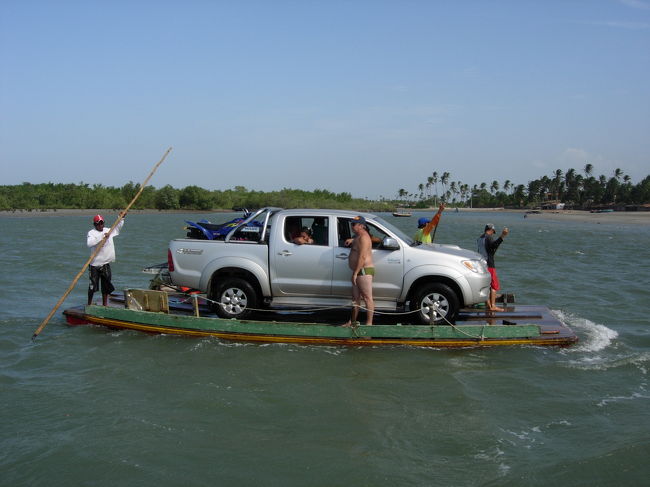 Fev.8, Rio Guriu<br />道中には、人が漕ぐフロートでバギーごと渡る川があります。