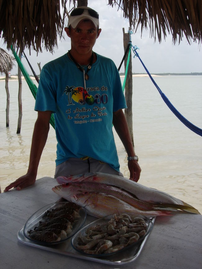 Fev.8, 12:30am sunny, 34℃, Lagoa da Torta<br />美しい湖にはハンモックやテーブルが。メニューとして、今朝取れたばかりの海の幸のお盆が見せられます。ロブスターと白身魚の網焼きを食べましたが、めちゃ旨い！