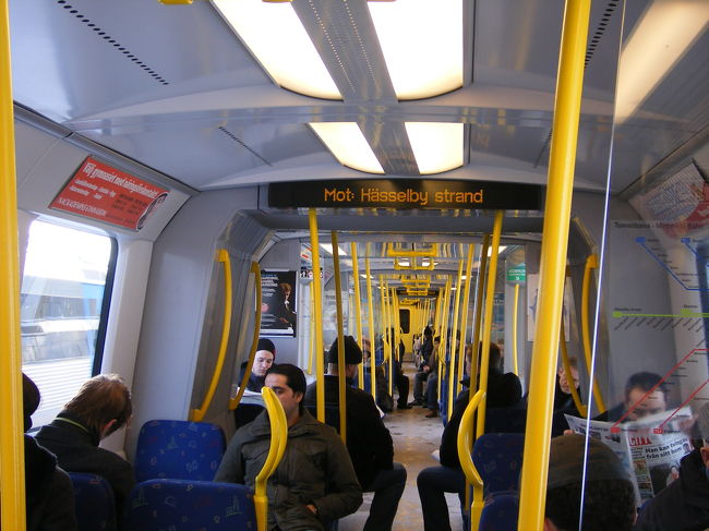 地下鉄車内はカラフルでかわいいです