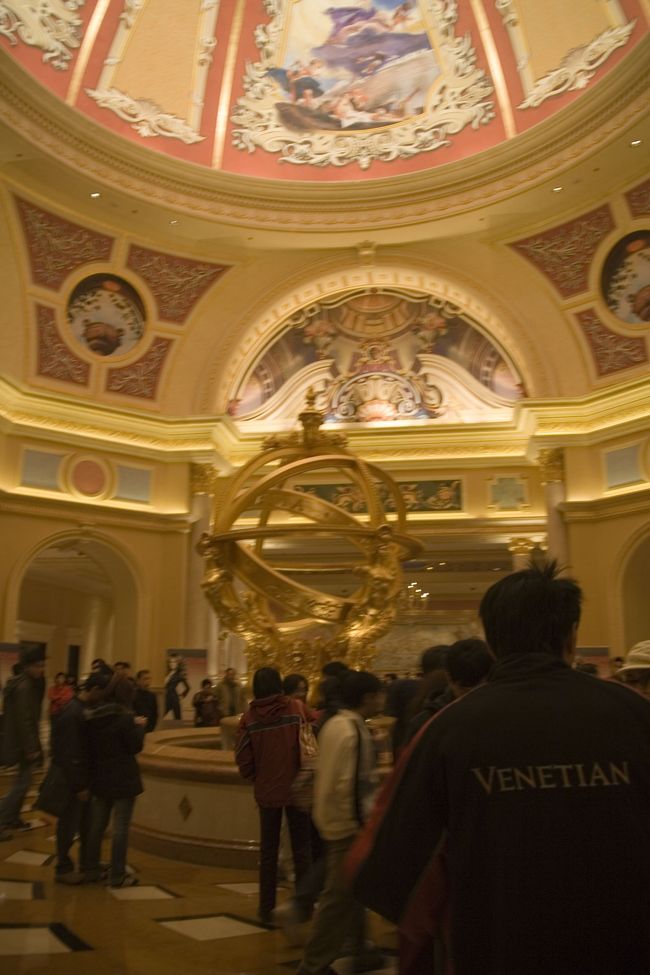 黒塗りの高級車を降り、ボーイさんに荷物を預け、<br />チェックインカウンターへと向かった。<br /><br />ロビーの中はこの様に。