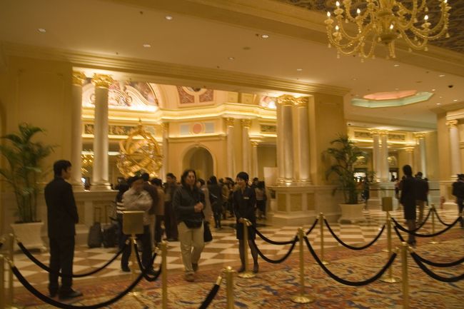 そして、チェックイン中。<br /><br />ちょっと困ったことが発生。<br />一泊HK$3436と聞いていたので、そのつもりでいたです。<br />で、クレジットカードを持っていないので、保証金としてHK$1200必要と言われた。<br /><br />合計でHK$4636。<br />いま、財布の中は……4800ちょっと。<br />払ったら……スッカラカンですよ（涙）。