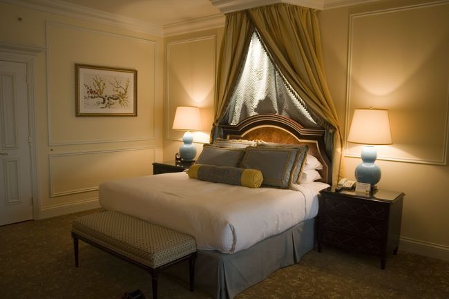 ベッドはこんなカンジ。<br /><br />ちなみに、部屋に入ってびっくり。<br />すでにボーイに預けた荷物が到着しているのです。<br /><br />荷物来るまで、外に出られないかな？と思っていたので、驚きでした。<br /><br />Venetianへの好感度フラグが立ちましたよ（笑）。