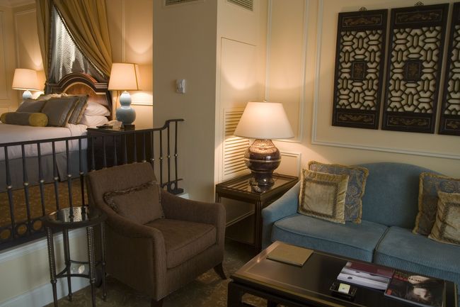 部屋の中に段差が。<br />2段降りて、こちらがソファなど。