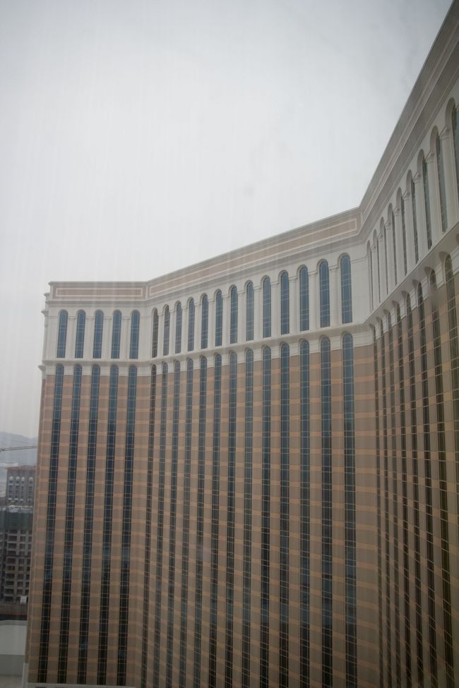 窓の外は……。<br />おっ、正面側なんだ。<br />