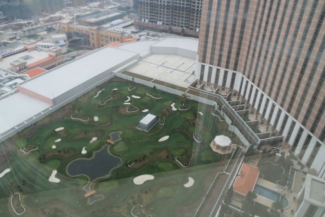 よくよく見ると、下にゴルフ場が！