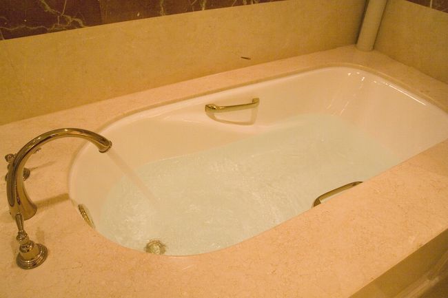 湯船はこんなカンジ。<br />広いです。