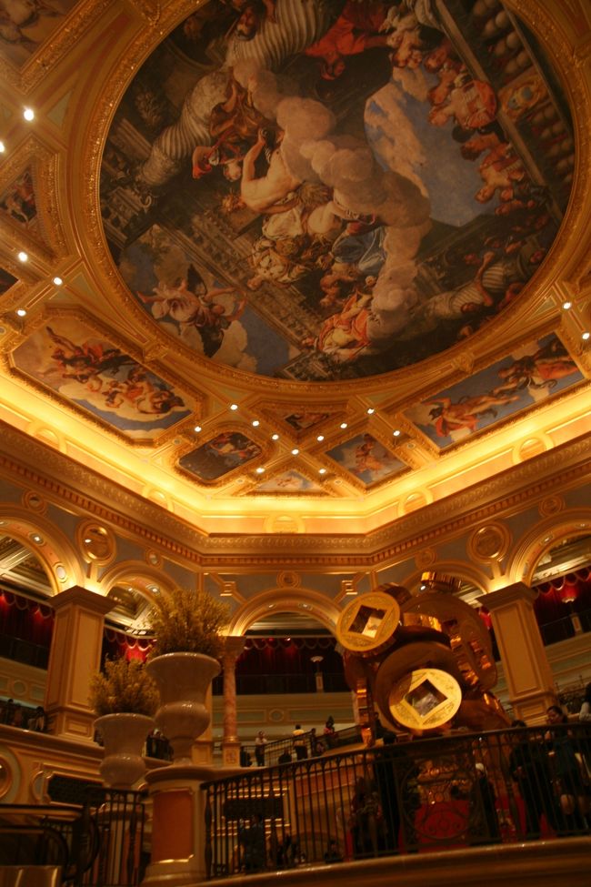 さて、さっぱりした。<br />着替えもして、出撃です。<br /><br />まずは、Casinoフロア中央に。