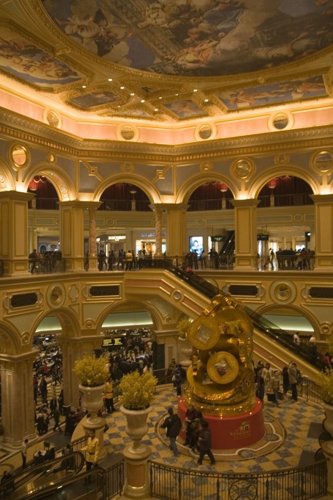 エスカレータでそのまま3階へ。<br />そうです、目的地はThe Grand Canal Shoppesです。<br />LasVegasの2倍というのは……その確認をしに。