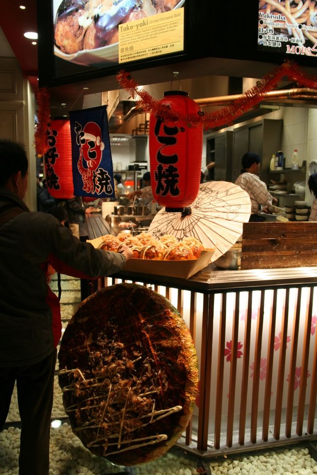 フードコート発見。<br />何が食べられるのかな……って、まずはタコ焼きかい！<br /><br />入り口の角にこれとは（涙）。