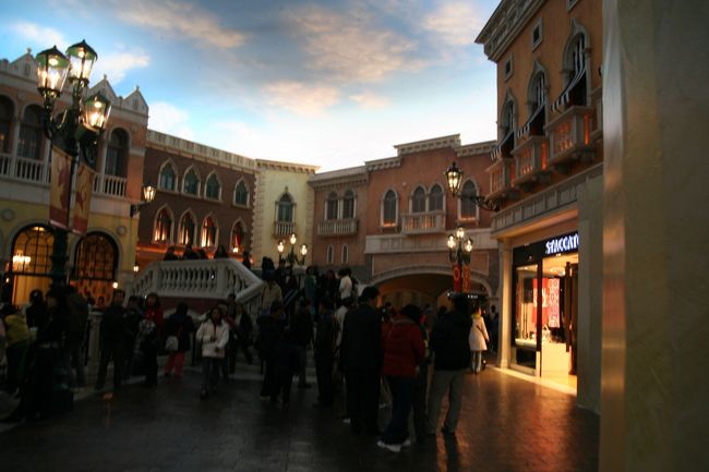 やってきましたよ。<br />運河が見えてきました。<br /><br />へー、LasVegasとは運河の形が……というより、<br />The Grand Canal Shoppesの形自体が違いますね。<br />