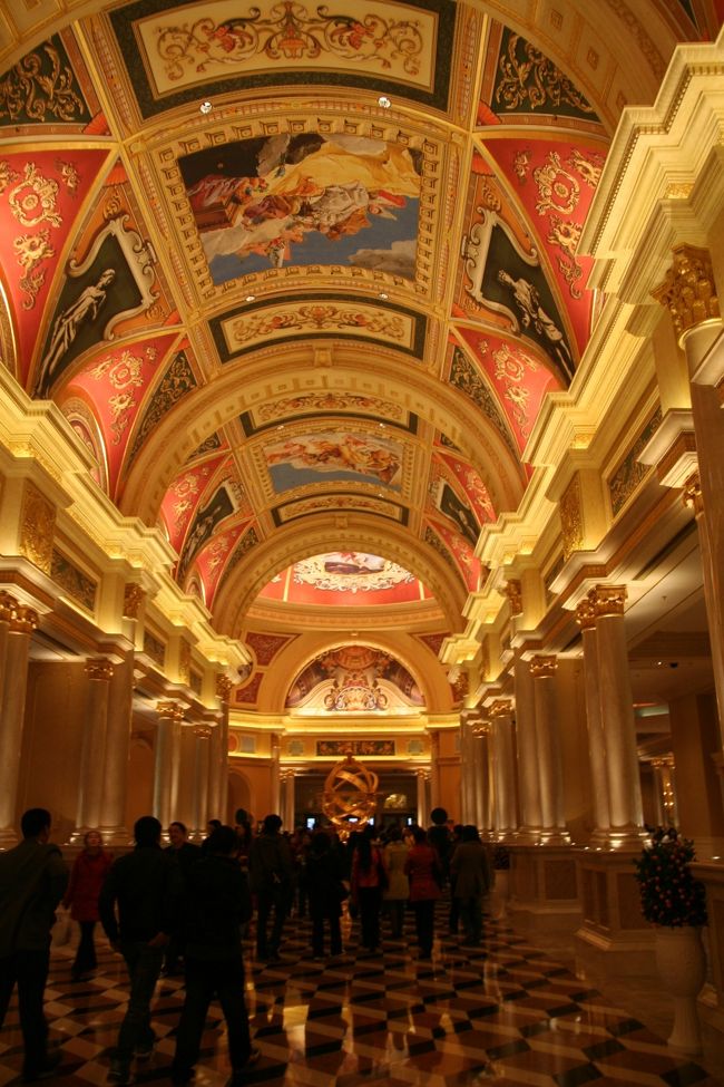 とりあえず、軽く流す程度に見物。<br />で、まずは仕切りなおしを考え、外へと向かうことに。<br /><br />で、ロビーへ。<br />LasVegas同様にドカーレ宮殿の回廊を通過〜。