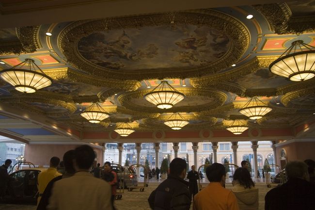 玄関ポーチです。<br />タクシーを待つ人たちでごった返しています（涙）。<br />静かな場所は無いのか？