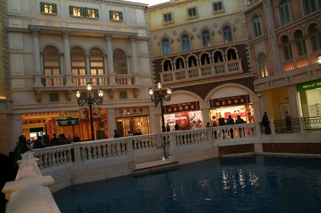 運河の行き止まり。<br />LasVegasの感覚でいると、ちょっと道に迷います（笑<br />。<br /><br />この先にPALLAZZOがあるような錯覚に……。<br />