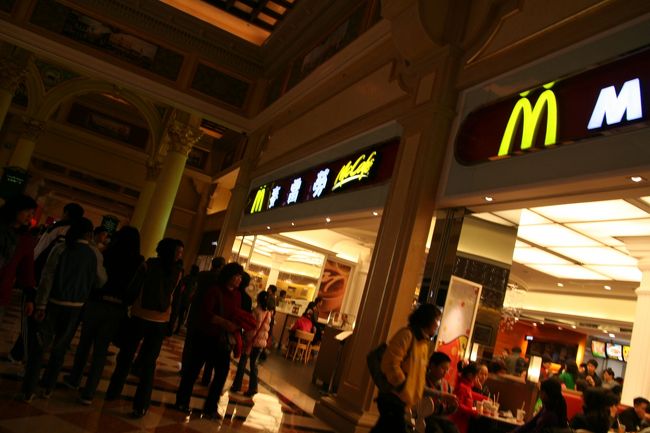 う!?<br />The Grand Canal Shoppesの中に、マクドが。<br /><br />……なんだろう、何か違和感が……。<br />