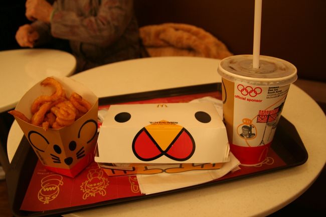 酉と子が出会った！<br /><br />酉は鶏肉だからわかるが……。<br />も、もしかしてこのフライはネズミ？<br /><br />……いや、オニオンでした。<br /><br />このネズミ、かわいすぎ（笑）。