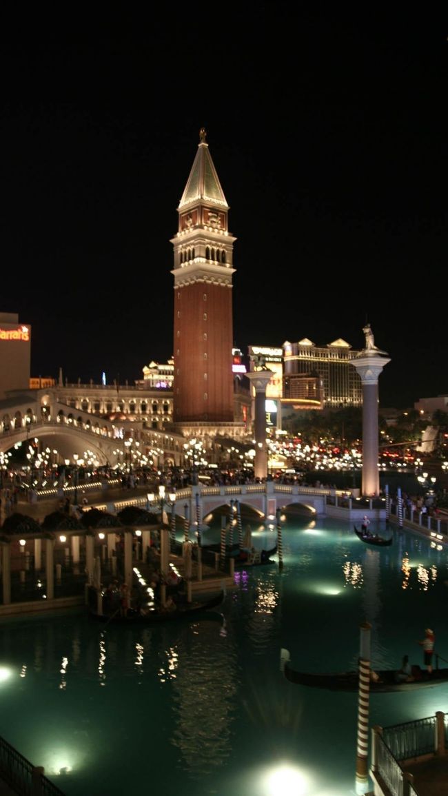 さて、そとから鐘楼を撮影しようかな。<br />どんな風景だろうか……。<br />ファンふぁんふぁんふぁんふぁんふぁんー。<br />（妄想中を表す効果音）<br /><br />※PhotoはLasVegasの鐘楼です。現在、妄想中。<br />