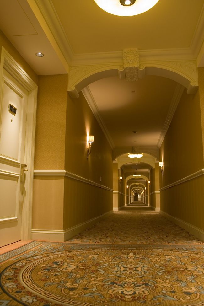 歩きつかれたので、部屋へ。<br />またかなりの距離を……。