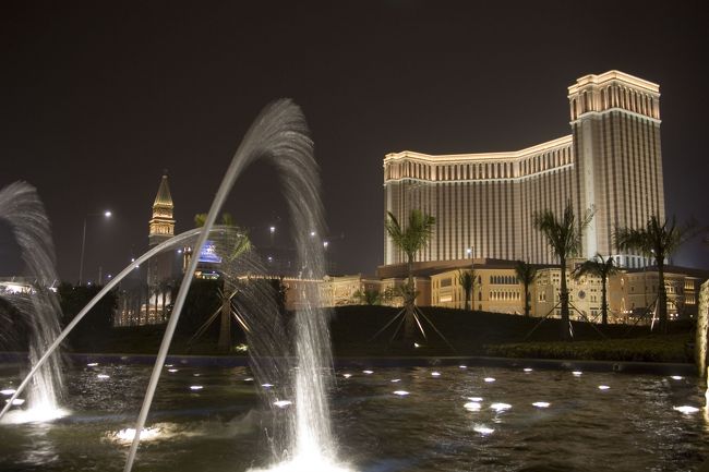 そういえば……というわけで、裏側を観に行くより先に、噴水を。<br /><br />信号がない場所にあるので、渡るのに注意。<br />