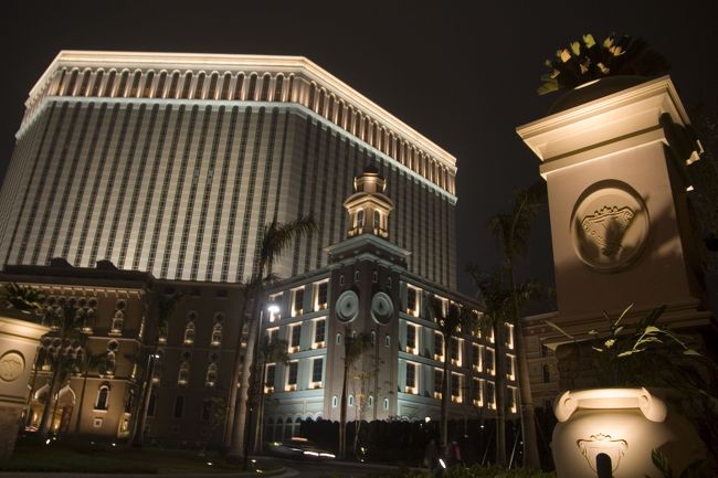 さぁ、裏側まで。<br />かなりの距離歩いていますよ。