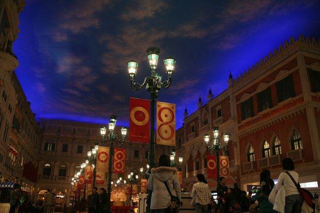 Buffetはどこだろう？<br /><br />こっちにもPinot Brasserieあるのかな？<br />ふふふ、さっきUS$150をHK$に換金しておいたから、<br />豪華な食事もOKだもんね〜♪<br />