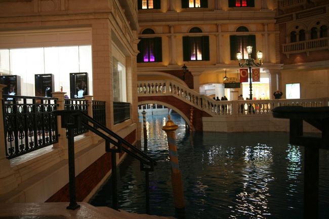 ショック。<br /><br />Buffetを発見したが……。<br />閉まっていた（涙）。<br /><br />そんなわけで、うろうろと……。<br />腹減った……。<br />メシ〜。メシ〜。