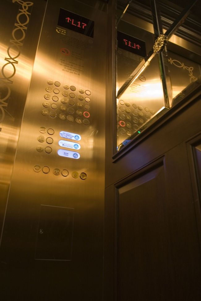 さて、そろそろ部屋に戻って……。<br />明日も朝早いから……。<br />