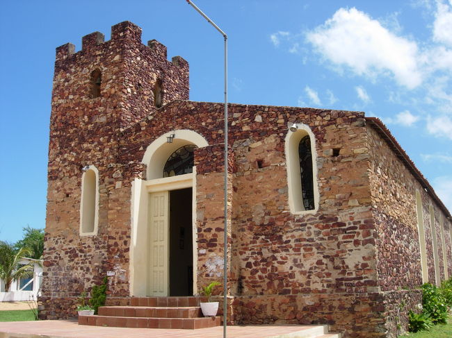 Fev.4, 10am sunny, 32℃<br />ジェリコアコアラの村民が石を積んで建てたという小さな教会。