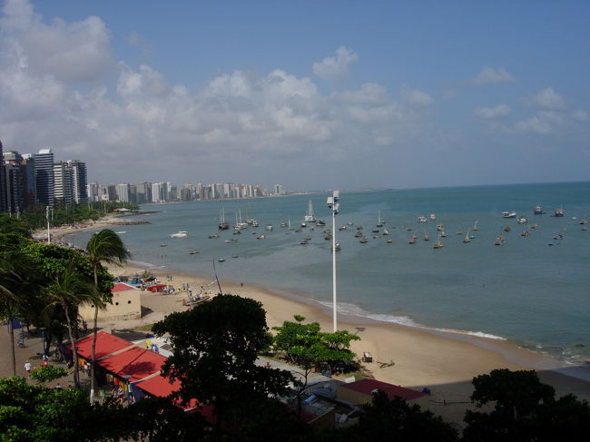 Fev.10, 11am sunny, 33℃, Praia do Mucuripe<br />前日の午後、フォータレーザに向けて出発。車の道のりに疲れて夜は、Golden Tulip Iate Plazaホテルでクラッシュ。このホテルは、全室海が見えるらしくなかなか素敵。写真は部屋のベランダからの眺め。魚市場が開いた直後の午前4時ごろ、やたら騒がしいのが難。