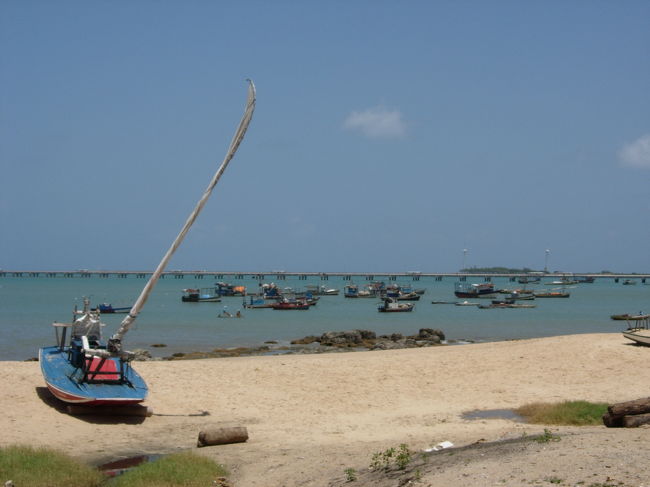 Fev.10, 11am sunny, 33℃, Praia do Mucuripe<br />海水浴向きではないですが、大きな歩道があり、散歩にはいい海岸です。