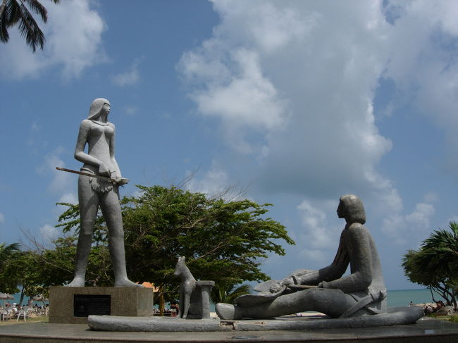 Fev.10, 11am sunny, 33℃, Estatua de Iracema at Praia do Mucuripe<br />イラセマ海岸、とビーチの名前にもなっているインディオの女性と彼女に恋したポルトガル人＆彼の飼い犬の像。Jose de Alencarという作家の書いたロマンスの登場人物とのこと。