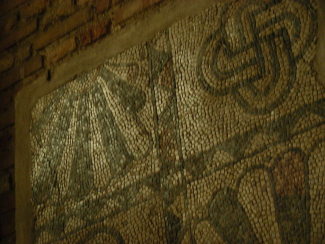 それとも、教会でよく見かける<br />子供達の作品とかでしょうか？<br /><br /><br />どちらにしても。<br />人の手が作り出した物のパワーと言うか<br />エネルギーと言うか…<br /><br />心を動かされます。