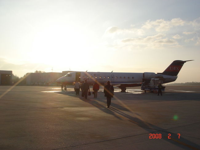 　某ローカル空港の朝。空港施設からは徒歩で搭乗します。7:48撮影。<br />　「おはよう、ボンバル♪　今日も成田まで安全運行頼むよ！」