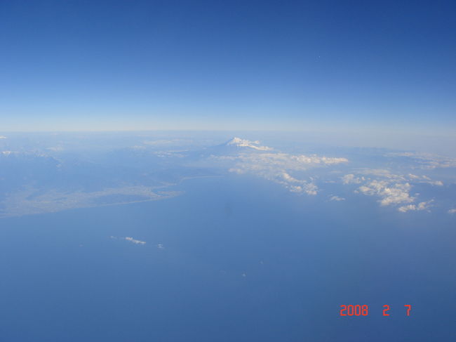 　静岡上空。旅の始めに美しい富士山を見るとなぜか安心します。8:46撮影。<br /><br />　「静岡空港予定地の整地がかなり進んでいます」と機長がアナウンス。