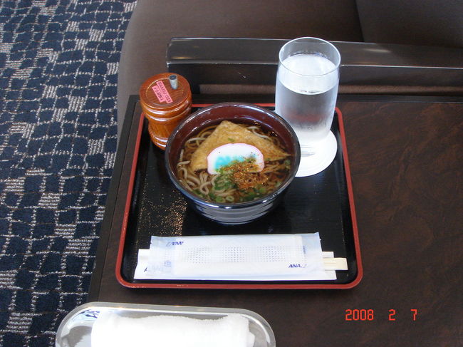 　ラウンジで遅い朝食。「キツネ蕎麦」美味しかったです♪　10:24撮影。