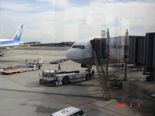 　出発を待つNH10便（B777-300ER）。所要時間はノン･ストップで12時間30分。<br />　すでに搭乗が始まっています。10:41撮影。<br /><br />　出発予定時刻：11:00（成田）<br />　到着予定時刻：09:30（ニューヨーク）