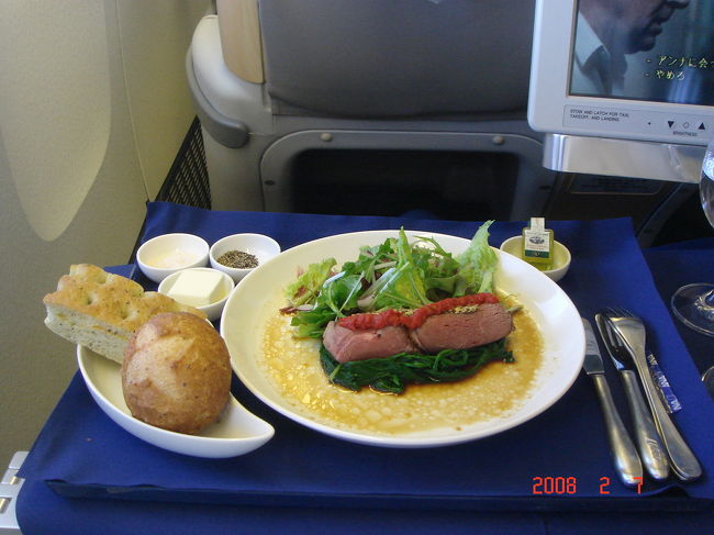 　前菜：ローストビーフと千枚漬けのポーピエット、和風ヴィネグレットソース。ガーデンサラダ。12:51撮影。<br />　伯爵にはソースが濃過ぎて、のどが渇きました。<br /><br />　ワイン：ミッシェル・シュランバーガー・シャルドネ（カリフォルニア）2004<br /><br />　ワインはとても美味しゅうございました♪