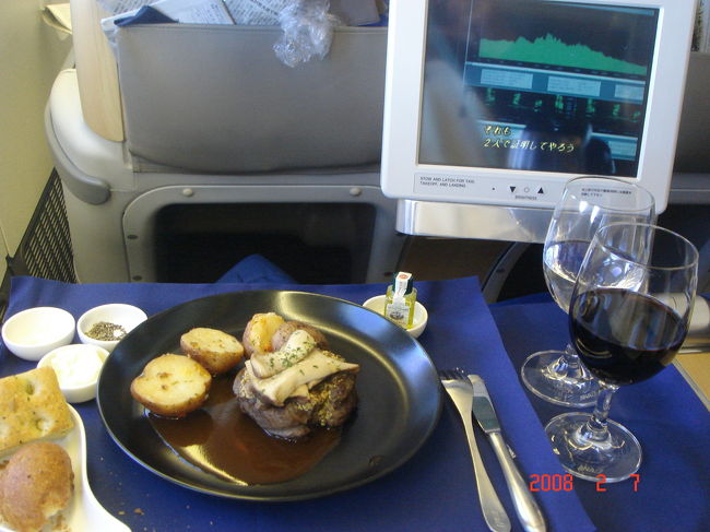 　メインディッシュ：牛フィレ肉のステーキ　”カフェ・ド・パリ”バター風味、すずきの花野菜添え、柚子胡椒風味のソース（とメニューには書いてあるけれど、エリンギ、ポテト添えでした）。13:13撮影（日本時間）。<br /><br />　ワイン：ペドロンチェリ･ワイナリー・カベルネ・ソーヴィニヨン（カリフォルニア）2003