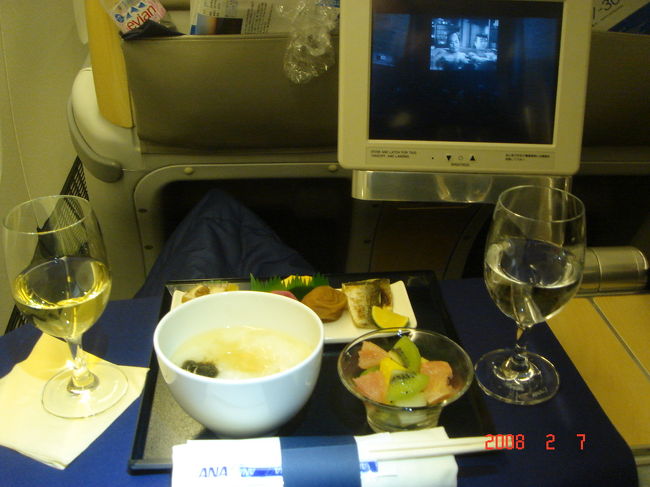 　到着前のお食事：もずく粥、そっぷ仕立て。お惣菜取り合わせ。フレッシュ･フルーツ。6:52撮影（ニューヨーク時間）。<br />　<br />　夕食の時に美味しかったシャルドネもいただきました♪