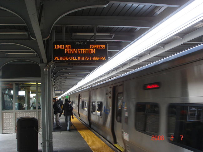 　JFK国際空港には8:57着陸。エアトレインでLIRR「ジャマイカ駅」まで移動。<br />　10:01発「ペン･ステーション」行きLIRRに乗り込みます。9:59撮影。