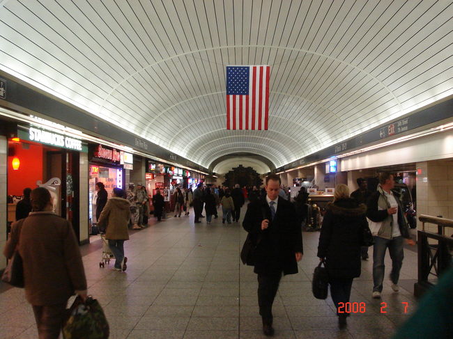 　約20分でペン･ステーションに到着。ペン･ステーション、コンコース。10:34撮影。