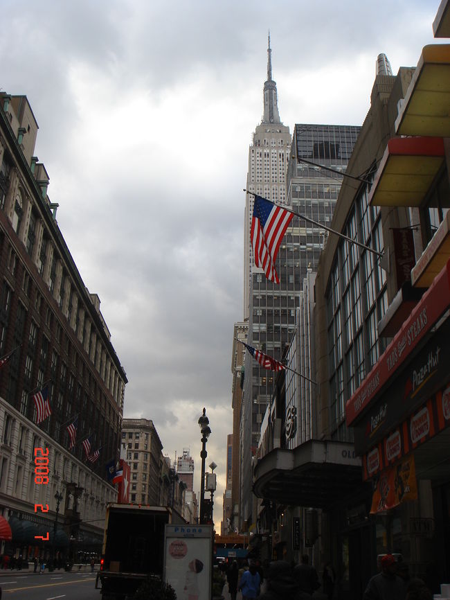 　7番街「ペン・ステーション」からメイシーズを左に見ながら6番街の地下鉄NRQW線「34丁目/ヘラルド・スクエア」駅まで歩く。5番街にあるエンパイア･ステート･ビルが目の前に見える。ニューヨークに来た！と実感します。10:43撮影。