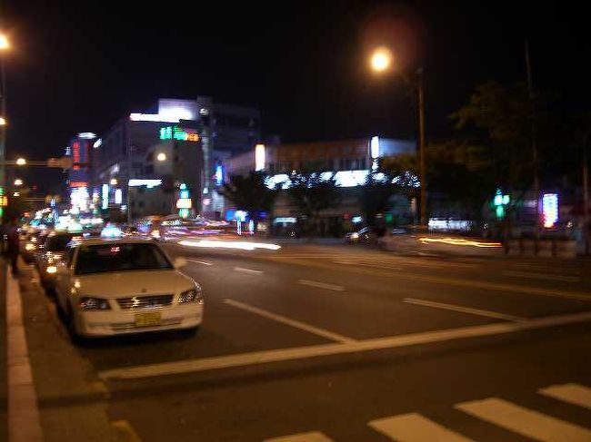 思っていたより賑やか<br /><br /><br />海雲台（ヘウンデ／Haeundae）駅前の通りは結構広い道路が通っていました。<br />夜も遅いというのに結構な交通量でした。