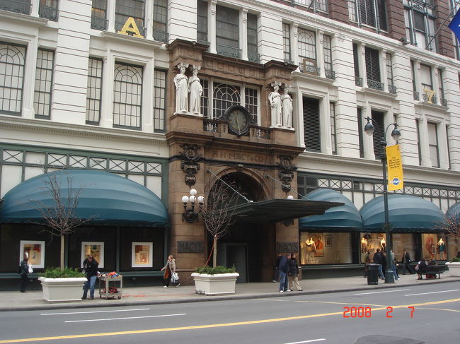 　歴史を感じさせる庶民派巨大デパート、メイシーズのエントランス。10:45撮影。<br />　伯爵は一度もメイシーズの中に入ったことはありません（汗）。信頼できる情報によりますと、木製のエレベーターがまだ稼動しているそうです。そういうの、いいですねえ♪