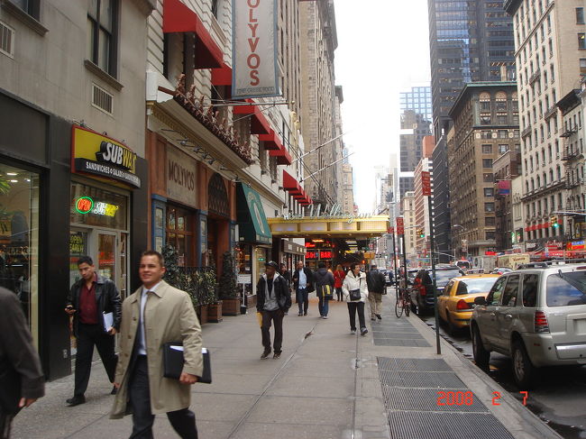 　地下鉄NRQW「57丁目」駅下車。<br />　今回の旅の宿「ウェリントン・ホテル（Wellington Hotel）」はすぐに見つかりました。10:58撮影。