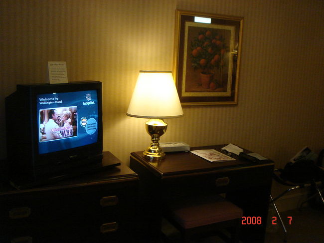 　ライティング･デスク。シャワー、バスタブ付き。<br />　冷蔵庫、金庫はありませんでした。11:23撮影。