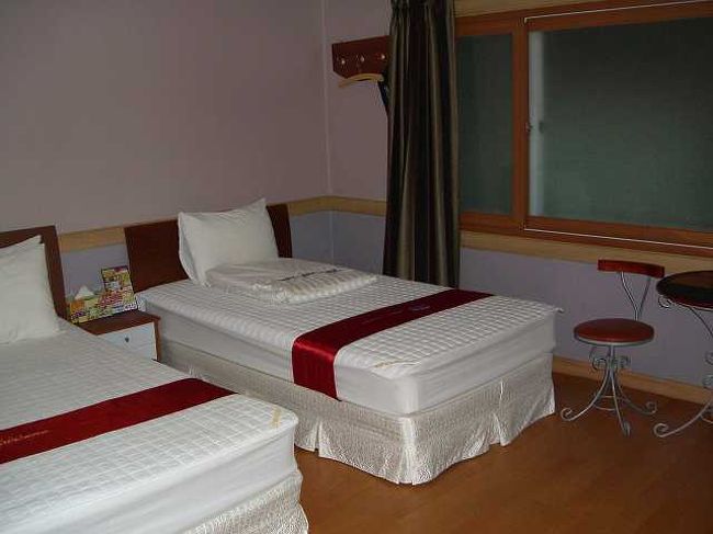 23:00　アクアビーチモーテル<br /><br /><br />今回のホテル「アクアビーチモーテル」の部屋です。<br />ツインでW55,000(約\6,000)で結構満足。<br />実は韓国人の友人が割引サービスを使ってくれたようです＾＾<br />海雲台（ヘウンデ／Haeundae）駅から徒歩10分くらい？ビーチにも近い位置なのでなかなか便利です。<br /><br />広くてきれいな部屋でした。