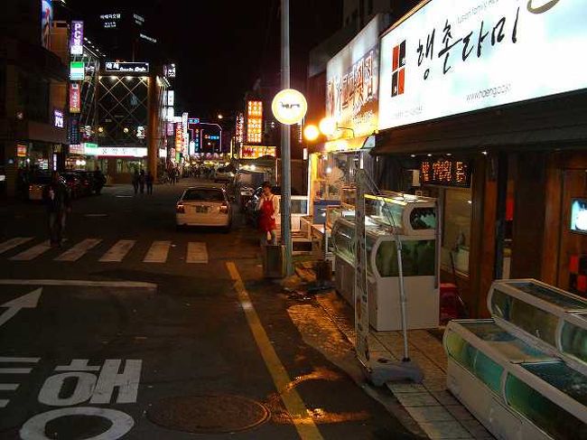 23:20　夜の街へ<br /><br /><br />荷物を置いて早速夜の海雲台（ヘウンデ／Haeundae）に繰り出します。<br />夜も遅いのにこのあたりは賑やかです。