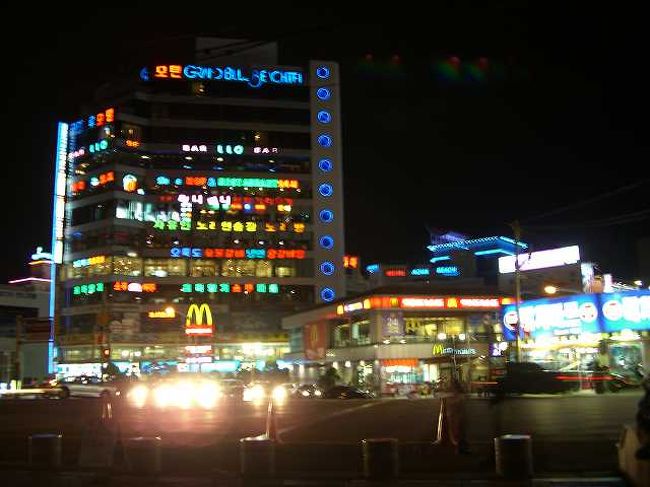 まずはビーチへ<br /><br /><br />ホテルの周りは明るく派手なネオンが多い中、まずは近くのビーチ方向に向かってみました。<br />まだまだ眠らない街の雰囲気です。