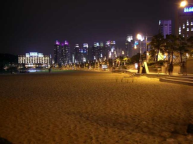 23:25　海雲台（ヘウンデ／Haeundae）ビーチ<br /><br /><br />ホテルを出てまず向かったのは近くのビーチでした。<br />夜も遅いのに人がたくさん歩いていました。 <br />夜なので海のきれいさはわかりませんが・・・