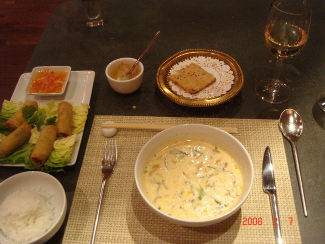 　プレート2品（チョイス）デザート付きで20ドル。<br /><br />（１）Chicken and Coconut Milk Soup, Galangal and Shiitake Mushrooms（中央）<br />（２）Vietnamese Pork and Shrimp Spring Rolles, Nuok Cham Sauce（左上）<br /><br />　スパークリング･ワイン（12ドル）<br />　Brut Cava, Aliguer, 2004, Penedes, Spain<br /><br />　デザートは撮影していません。<br />  食べ終わってから気が付いた、お行儀の悪い（？）伯爵。一般的には、写真を撮りながら食べる方が、お行儀悪いですね(^_^;)<br /><br />　でも、すべて美味しゅうございました（そこそこに・・・）。